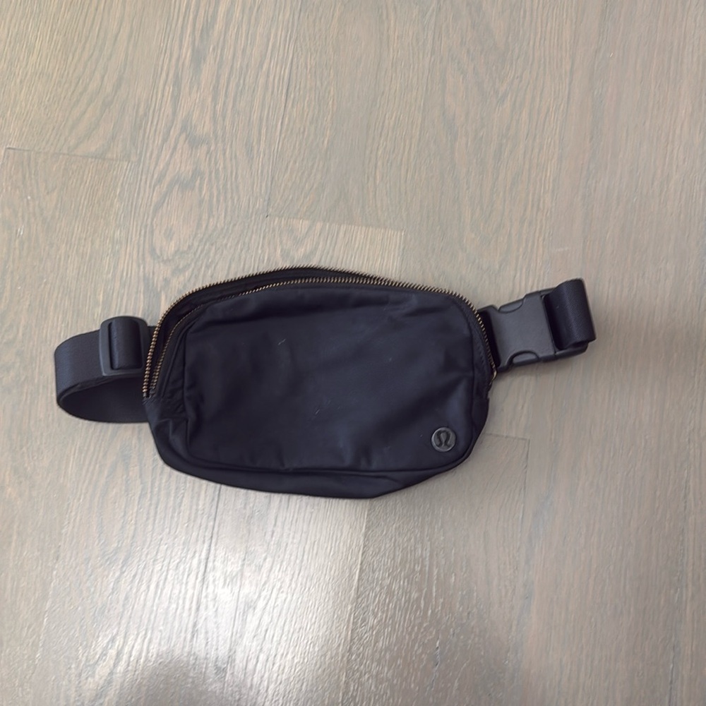 black lululemon belt bag